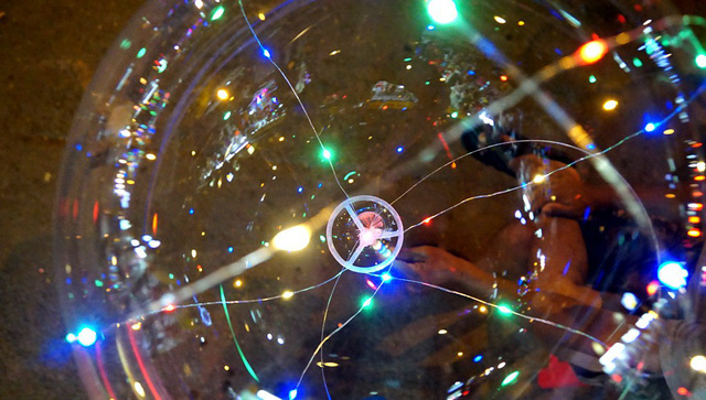 Chợ giáng sinh hạ nhiệt, đồng loạt xả hàng